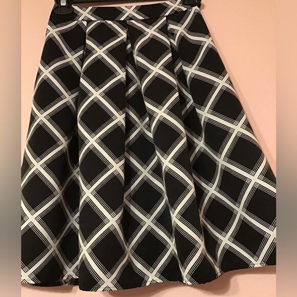 Express lined black white flare midi skirt size 2 - Picture 3 of 7